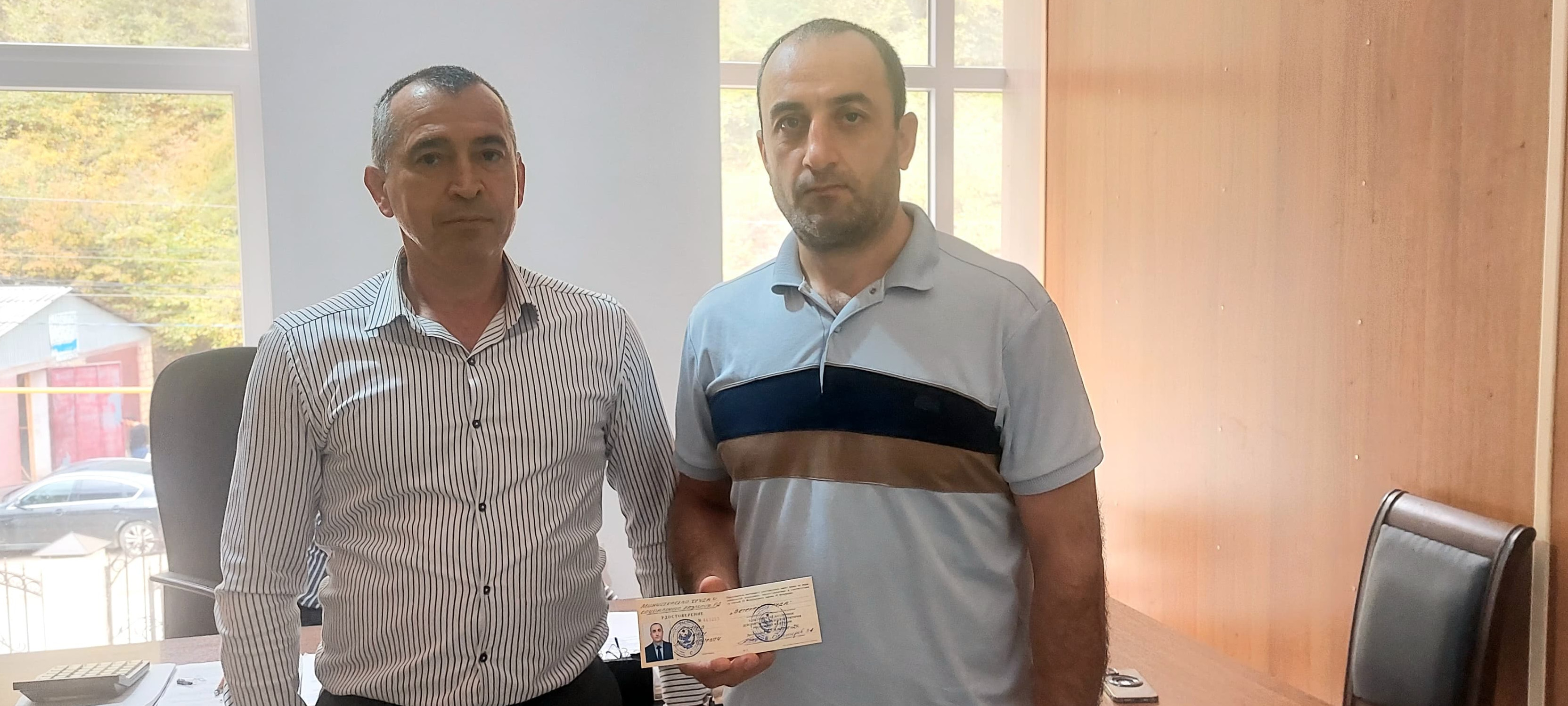 Вручение удостоверения Алиеву Руслану